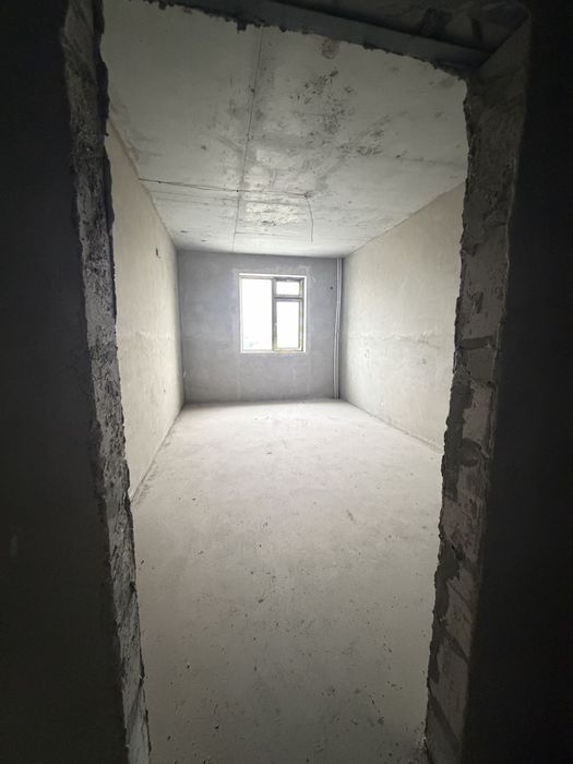 Навои шахар. 7 микрараеон. Домбыта урнига курилган домлан 1 хона сотил