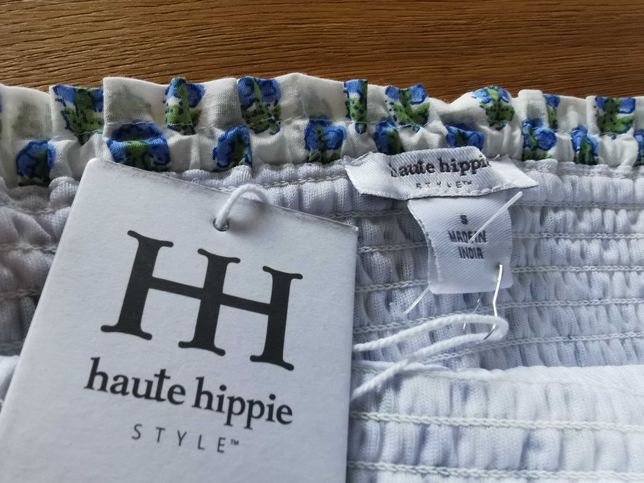 Ластичен кроп топ с открити рамене и разкроена пола стил Бохо.