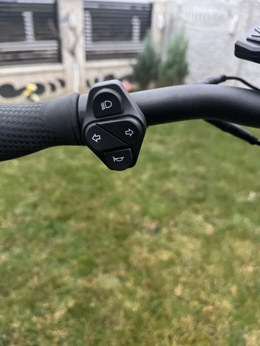 Vand trotineta kukirin g2 master.Are 2 zgarieturi,merge perfect!