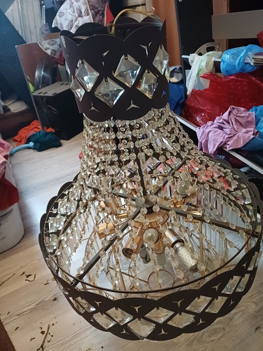 Acest produs este un candelabru de cristal decorativ, similar cu modelele de lux pentru săli de evenimente