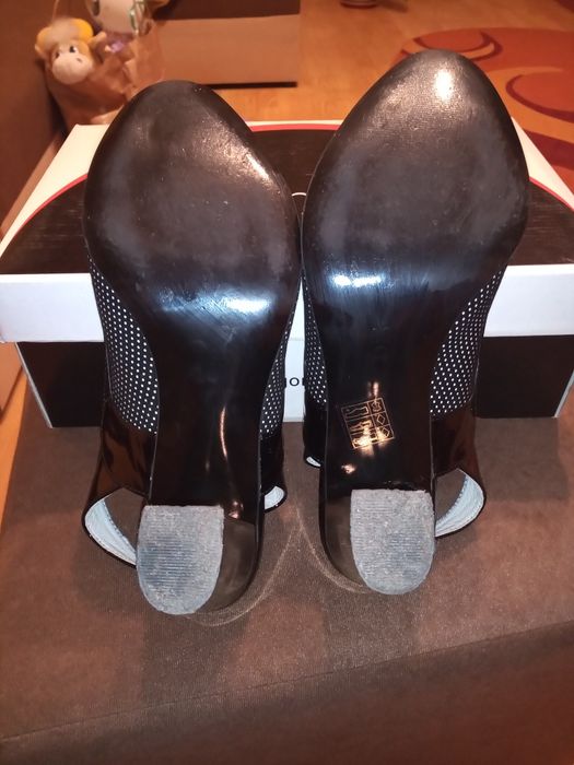 Vând pantofi din piele