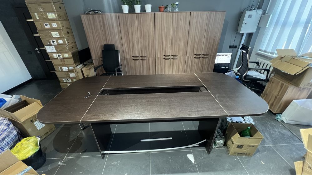 Продам конференц-стол/стол для переговоров