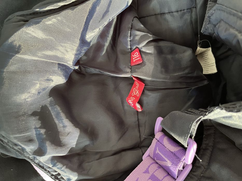 брюки на лямках.