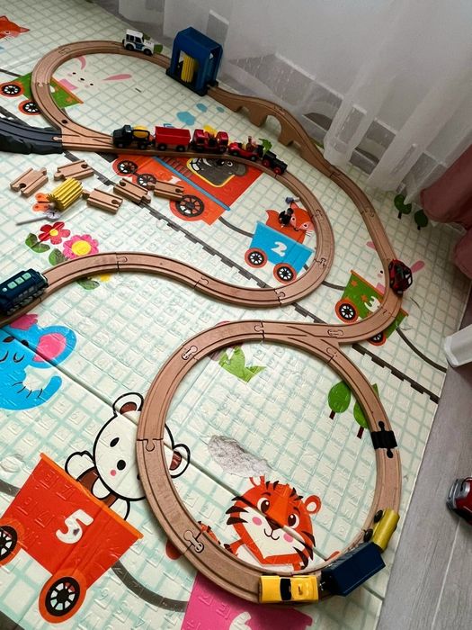 Gara de tren cu sina si trenulete( 2 sunt  electrice)