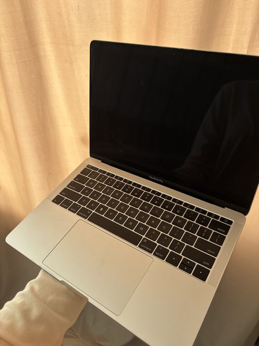 MacBook Pro 13 (2017) / Core i5 / 8GB RAM / 256GB SSD