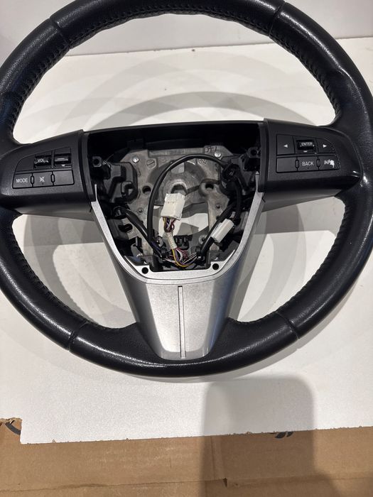 Mazda 3 кожен волан Мазда 3