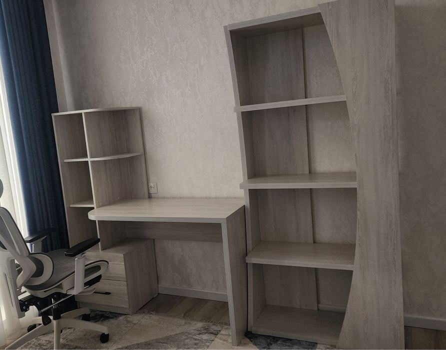 Стол+стелаж для дома