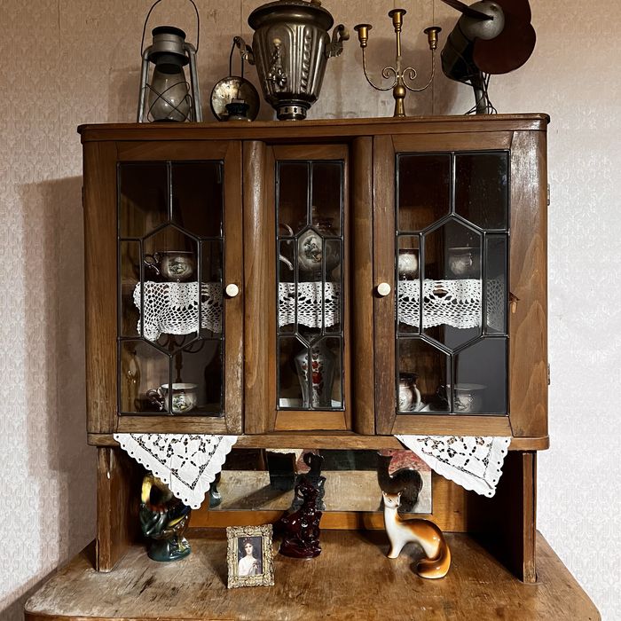 Старинный деревянный буфет