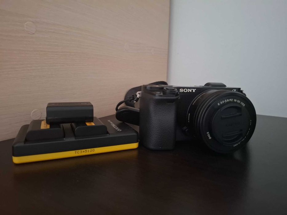 Aparat Foto Sony A6000 + Obiectiv Kit 16-50 + 3 Baterii