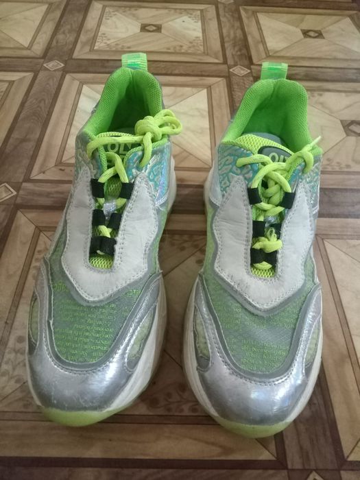 Кроссовки женские