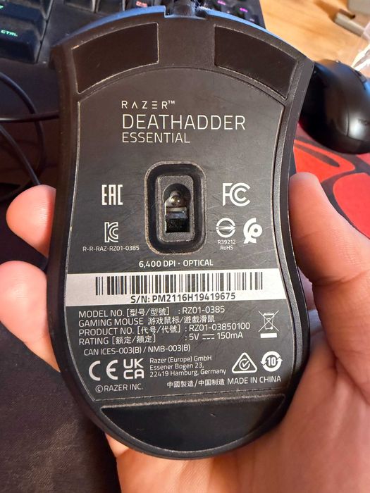 Razer DeathAdder Essential (6.400 DPI, optic).