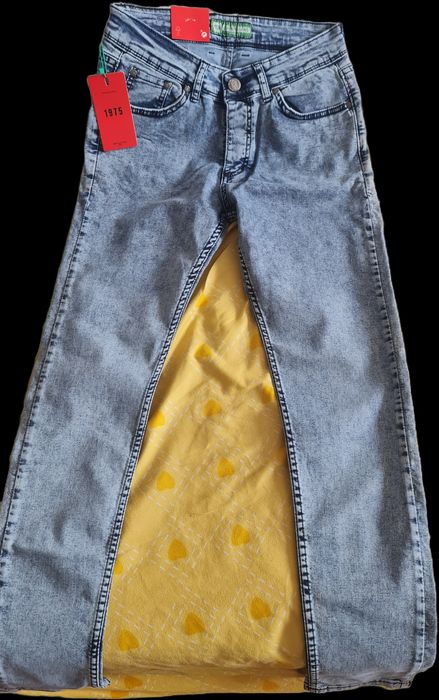 Vând blugi mai mi multe modele