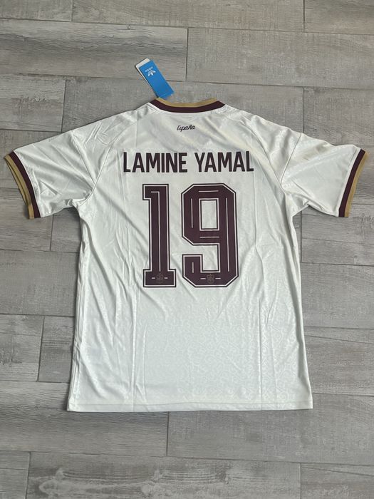 Tricouri de fotbal diferite modele si marimi!