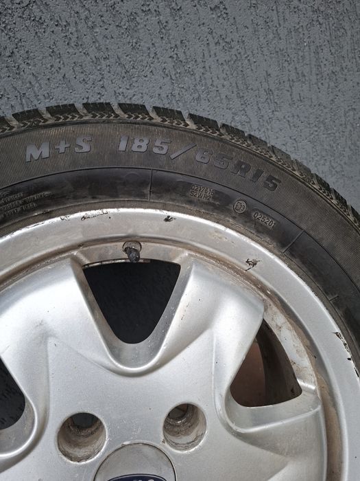 Cauciucuri iarna 185/65/15 cu janta de aluminiu Ford