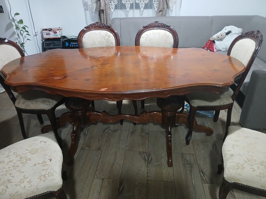 Vand masa de  12 persoane