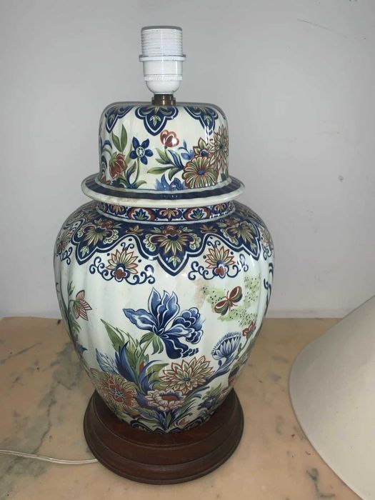 Veioza portelan pe soclu de lemn