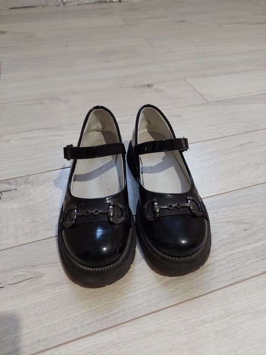 Продам туфли 33р и 32р