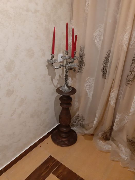Vînd covoare țesute și lucruri vechi.