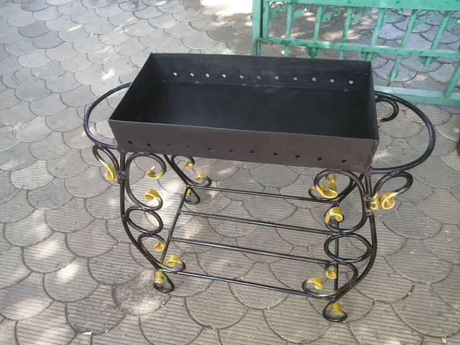 Продам мангал с кованными элементами