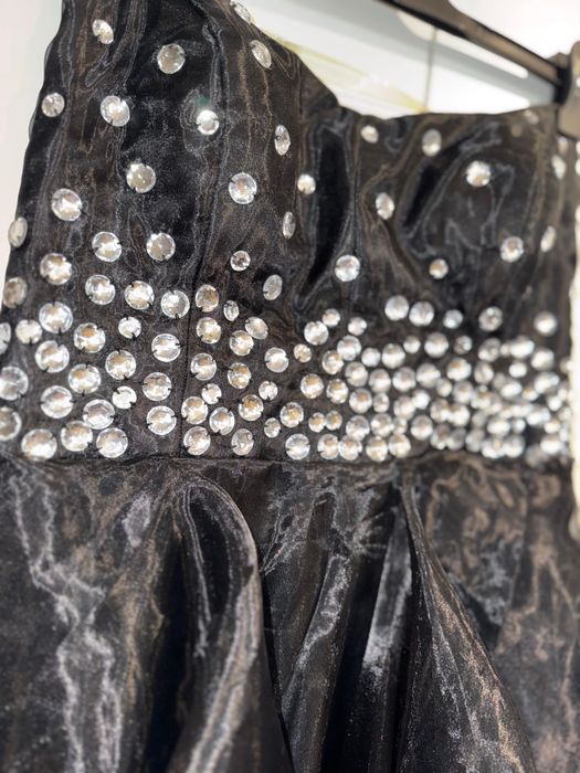 Rochie de seară elegantă, neagră, cu aplicații strălucitoare