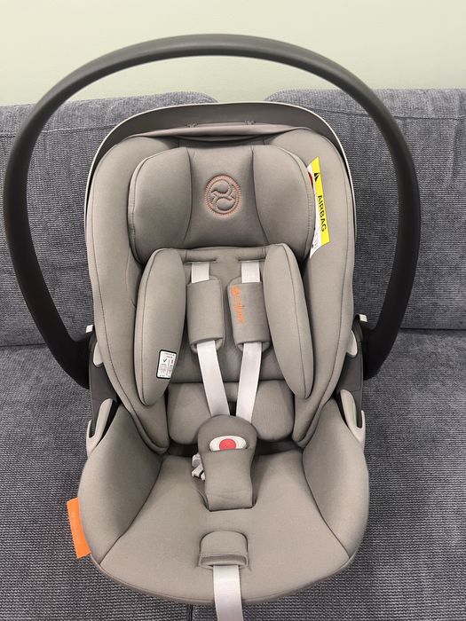 Продавам CLOUD G i-size Lava gray+ адаптери