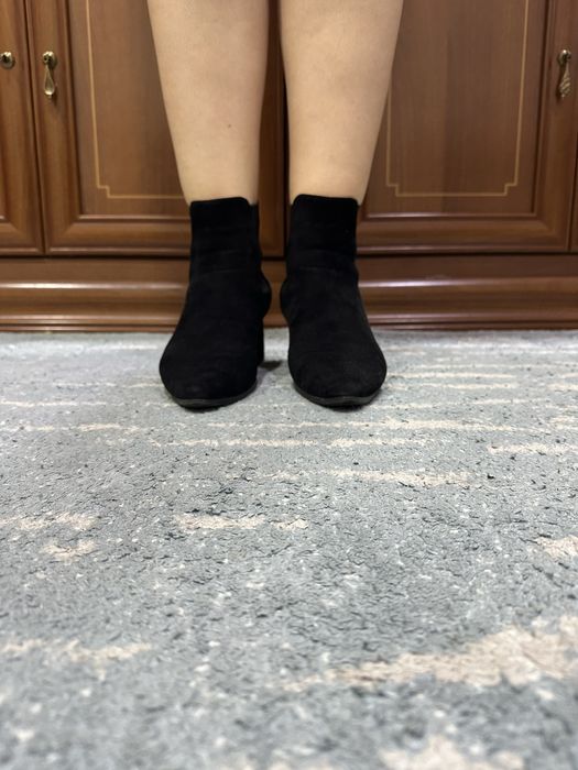 Продам осенние замшевые ботинки