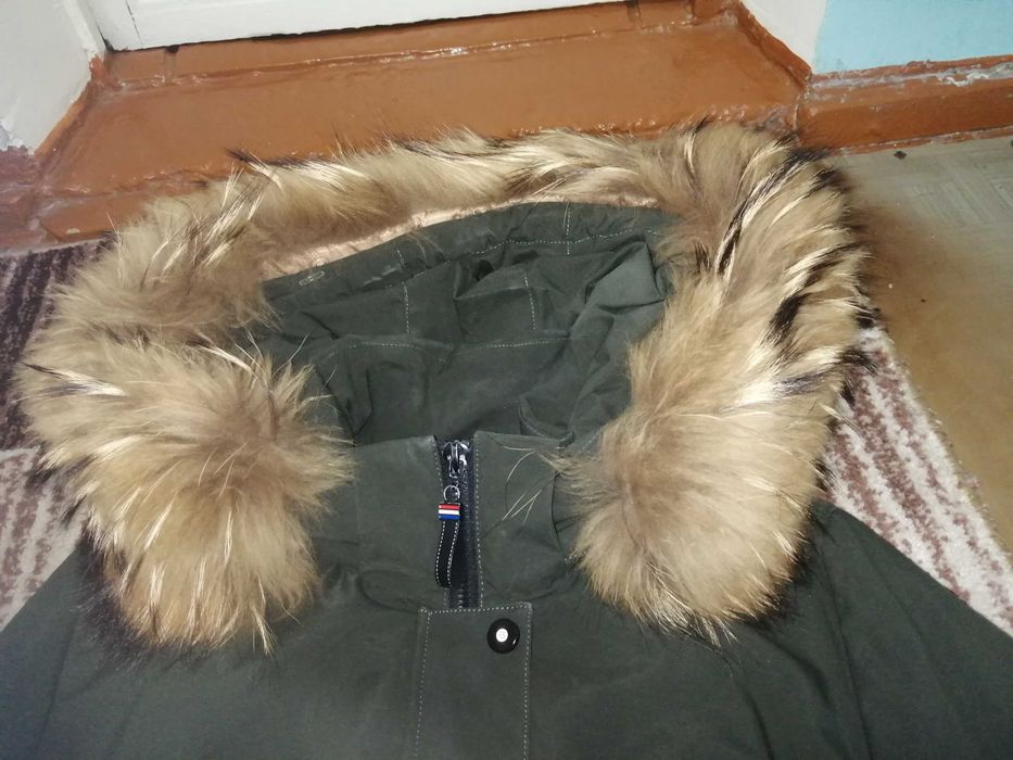 Куртка зимняя(, пуховик) женский. С мехом енота.