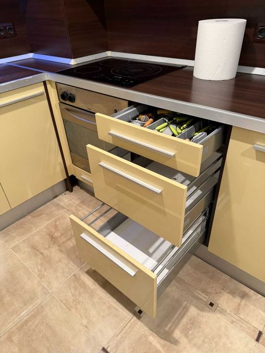 Висококачествена кухня с вградени уреди