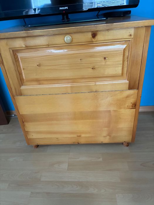 Продавам 2 броя легло и ракла, произведени от масивна дървесина. Размерите на леглата са 90/200 см, а на раклата 39/72/75 см