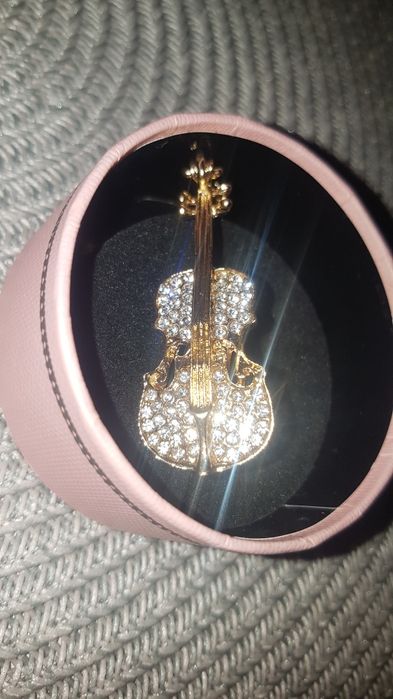 Брошки различни видове