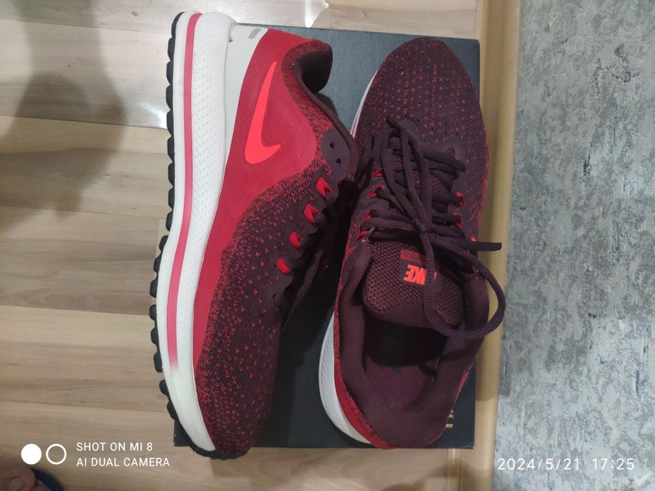 Кроссовки NIKE ---