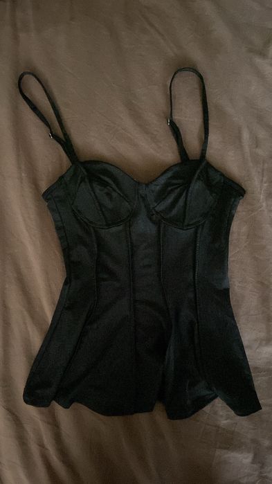 Дамски топове в размер S и XS. В добро състояние ( обличани са рядко).