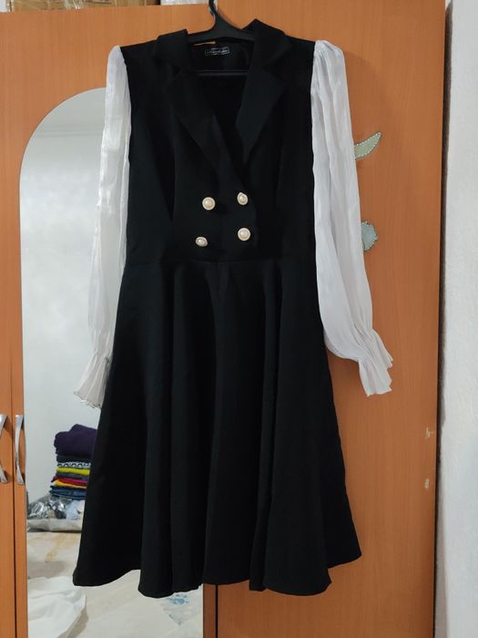 Черное платье до колен