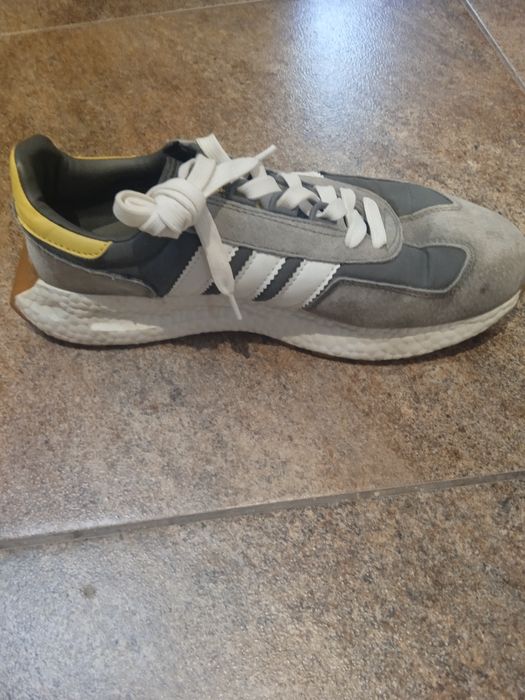 кроссовки бренда Adidas, модель Retropy E5