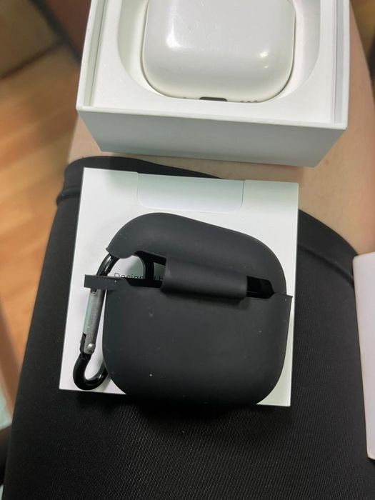Продам наушники AirPods 4