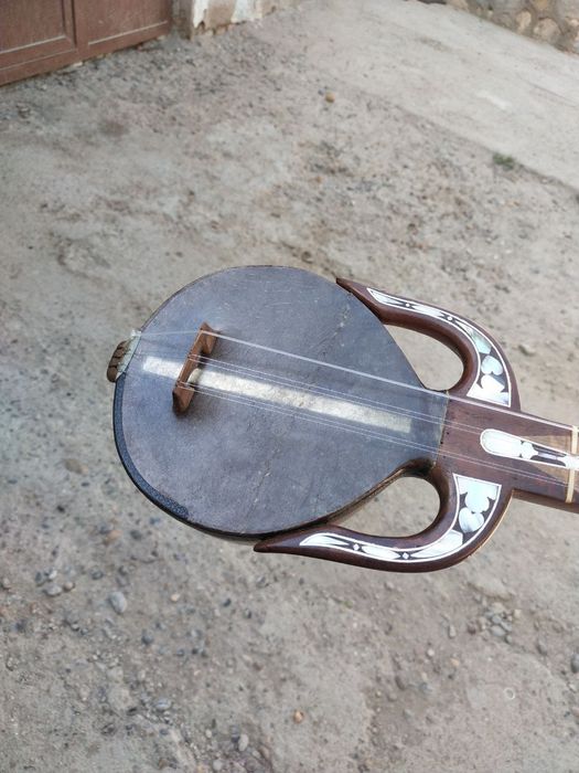 Qashqar rubobi sotiladi.Ovozi tiniq.Usto oʻlmasni ruboblaridan