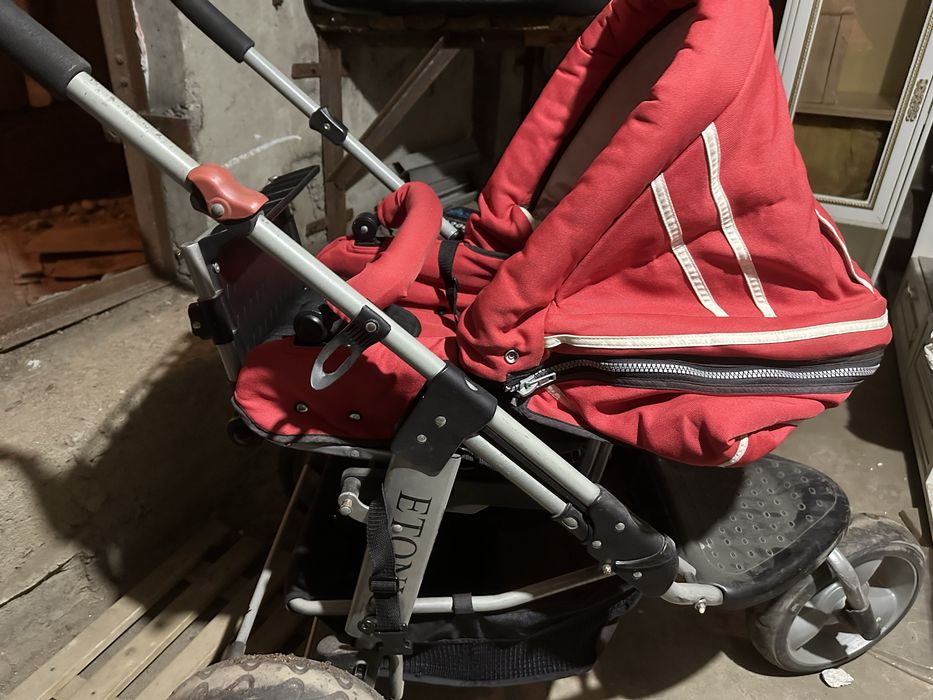 Детская коляска красного цвета