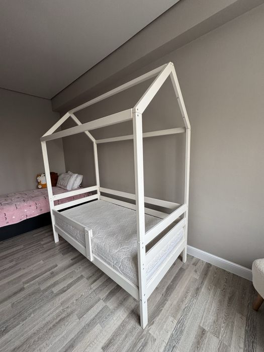 Продам.  Детскую кровать домик