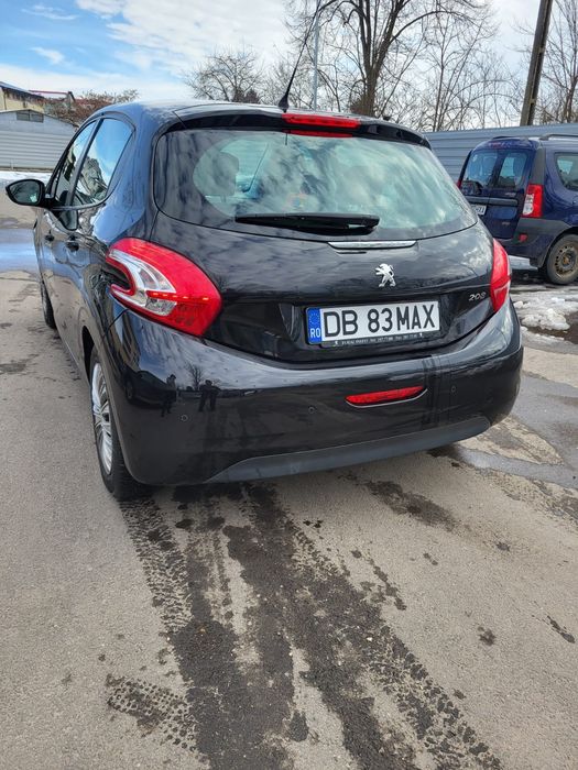 Vând Peugeot 208