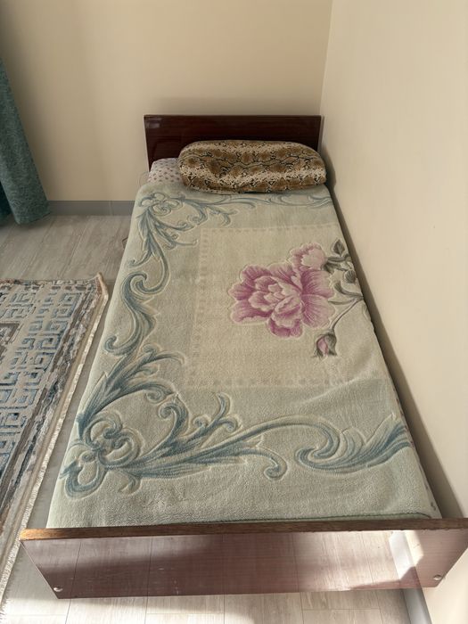 Кровать деревянная