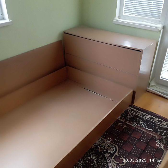 Продавам Приста с матрак и ракла