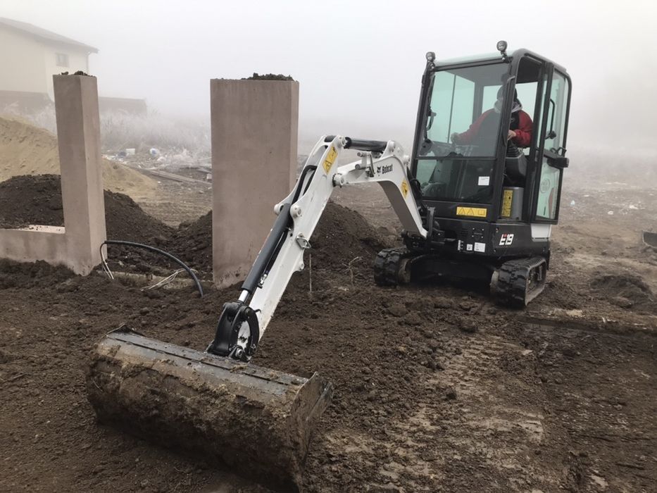 Închiriez miniexcavator E19 NOU cu picon miniescavator excavatoare