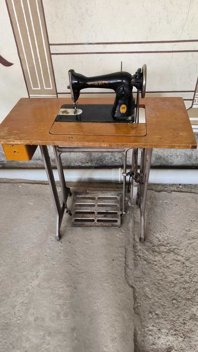 Швейная машинка в ножках