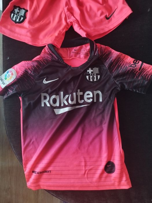 Футболно екипче в страхотен електрикав цвят