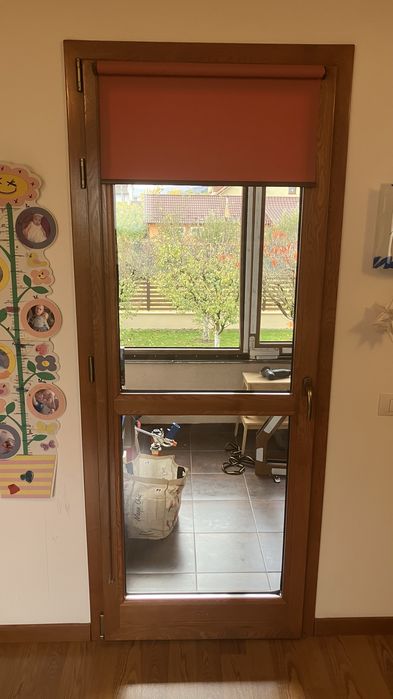 Usa si geam termopan, din lemn stratificat.