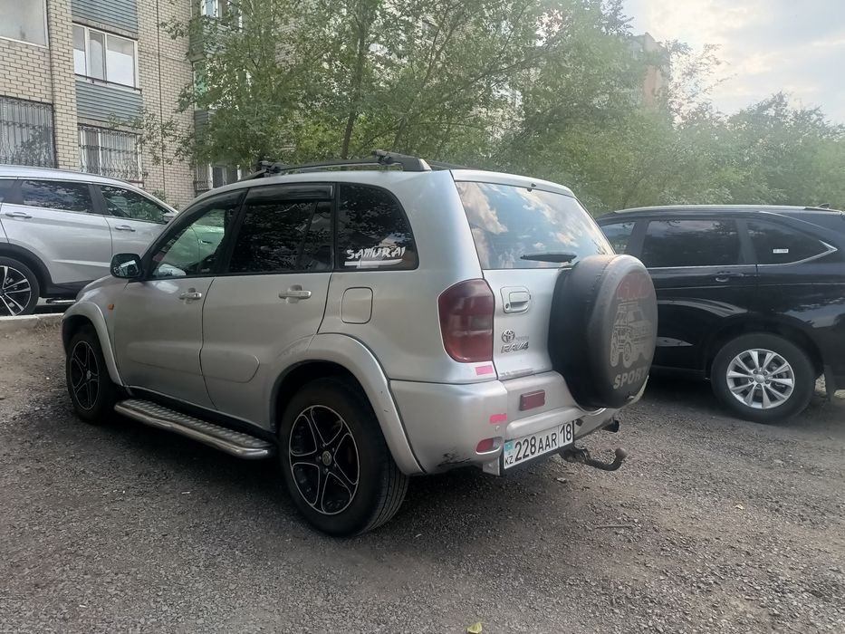 Автомобиль Тойота Рав 4
