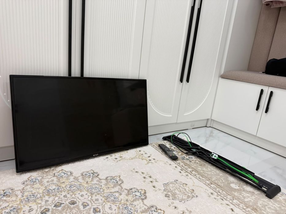 Телевизор kivi 80*32 см+ кранштейн