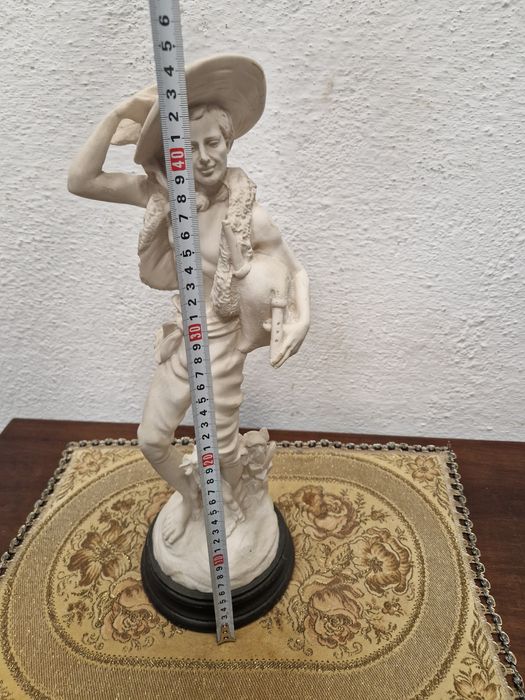 Красива фигура "Момче с овце"