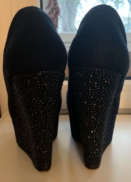 Продам замшевые туфли LIANDU