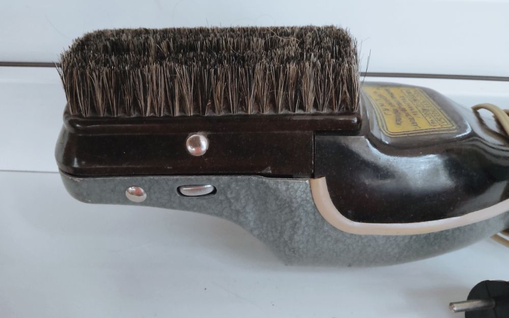 Пылесос - щётка .